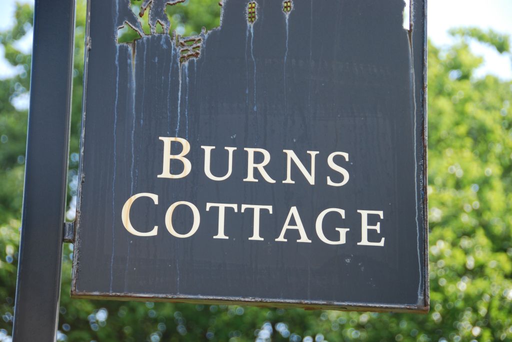 The cottage in which Robbie Burns was born is now a museum and the logical starting point for a tour of Alloway, Burns' home town. 